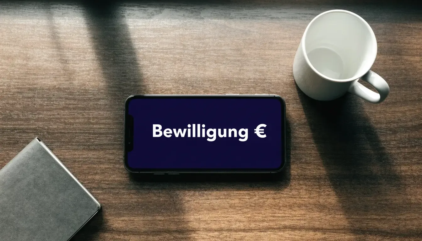 Leerer Sitzungssaal mit Holzbänken im Morgenlicht